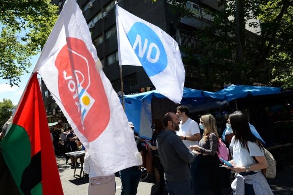 Una bandera del "SÍ" y otra del "No". Foto: Juan Manuel Ramos.